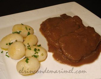 lengua de ternera en salsa con patatas risoladas