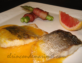 lubina a la naranja con espárragos verdes