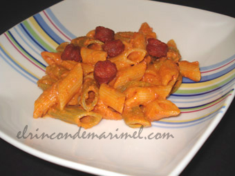 macarrones con crema de tomate y chistorra