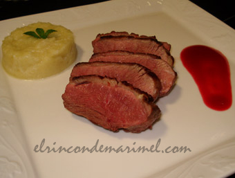 Magret de pato con puré de manzana y salsa de frambuesa
