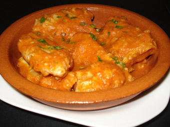 Manitas de cordero con salsa vizcaína