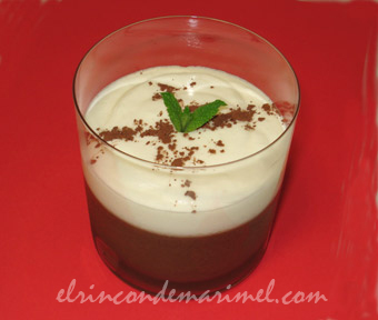 Natillas de chocolate con nata de menta