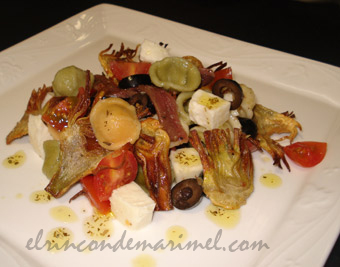 ensalada de pasta con alcachofas fritas