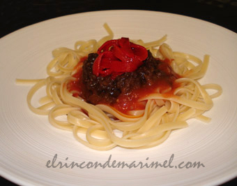 espaguetis a la boloesa de morcilla