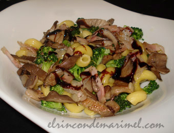 pasta con salteado de setas y brócoli