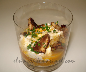 cremoso de patata asada con foie, hongos y huevos rotos