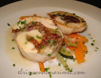 Pechugas de pollo rellenas y verduritas cocidas
