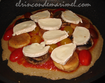 pizza de quinoa en sartén