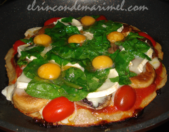 pizza de quinoa en sartén