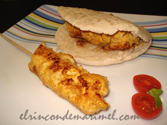 Naans de pollo con salsa tandoori