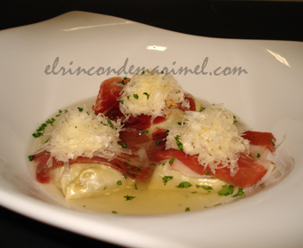 raviolis de setas con caldo de jamón
