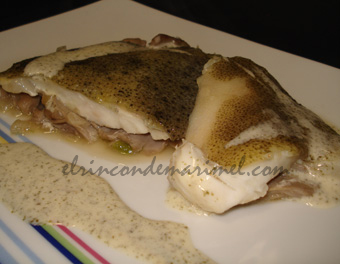 rodaballo con salsa de queso y algas