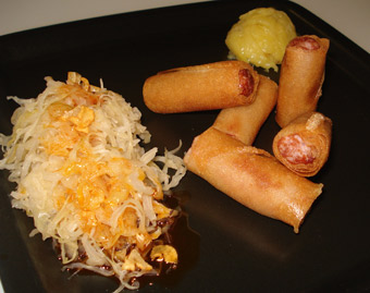 crujiente de salchichas con pur de manzana y chucrut