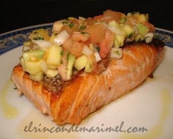 salmón a la plancha con pico de gallo