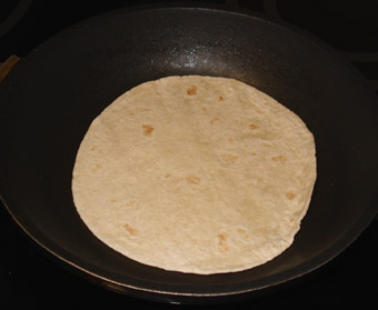 doramos la tortilla de maiz en la sarten