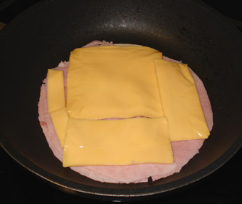 ponemos el jamosn y el queso encima de la tortilla
