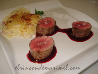 solomillo de cerdo con salsa de cerezas y graten de patatas