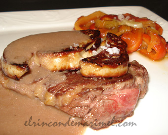 solomillo de ternera con foie y pimientos asados