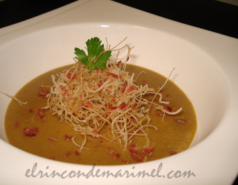 sopa de hongos con fideos crujientes