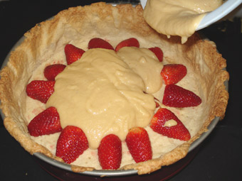 vertemos la crema de almendras sobre las fresas