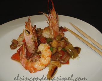 verduras y langostinos al wok